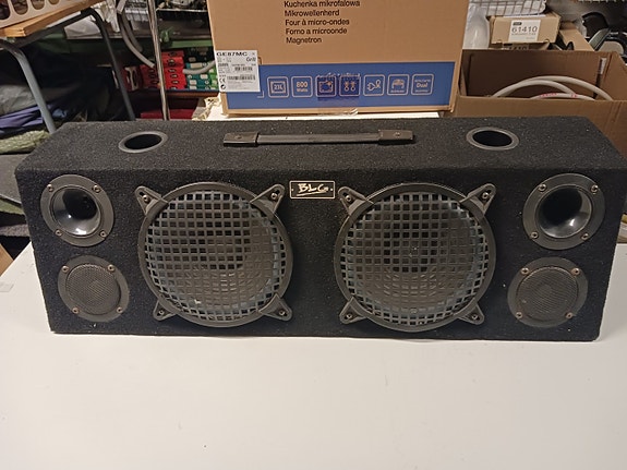 8" bassolaatikko sekä 12" Pioneer subbari