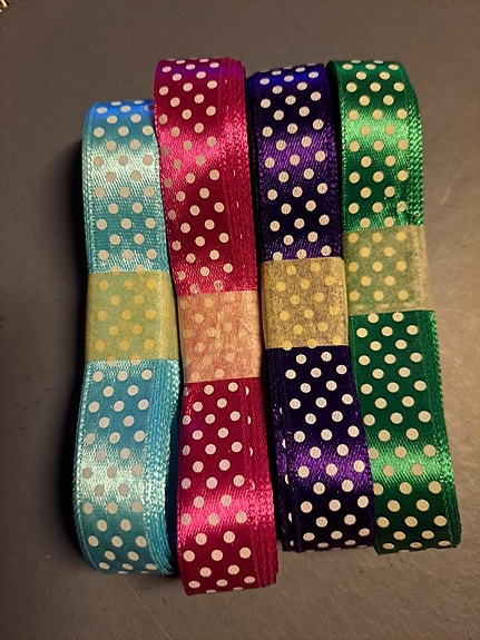Polka dot nauhaa, vsininen, pinkki, vihreä ja viol