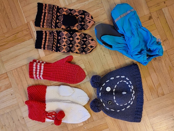Uusia ja käytettyjä lapasia, pipo ja hanskat