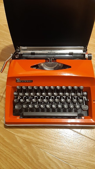 Adler Contessa De Luxe kirjoituskone + kotelo