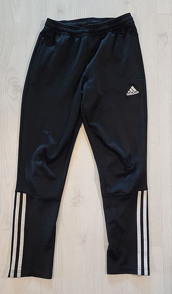 Adidas 152 verkkarit, reikä polvessa