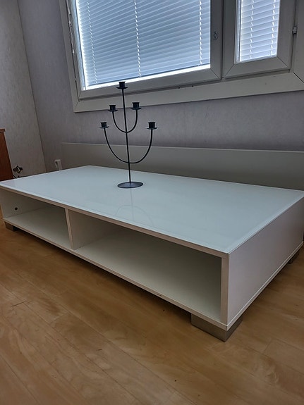 Olohuoneen pöytä lasikannella