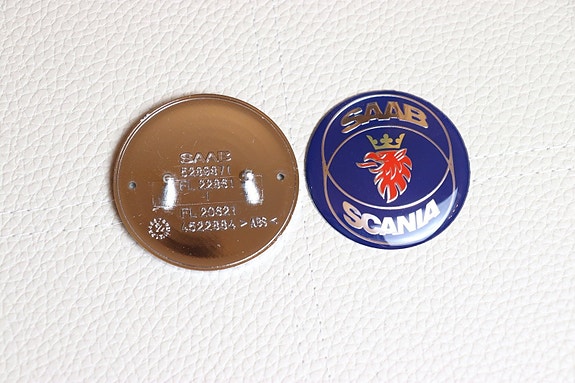 Saab konepellin merkki, SAAB-SCANIA – 50mm