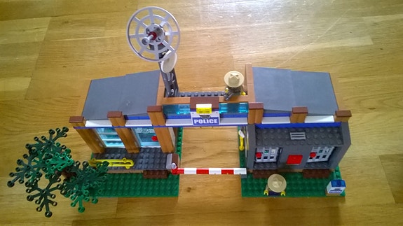 Lego City 4440 Metsikön poliisiasema Tori