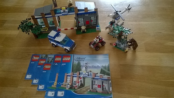 Lego City 4440 Metsikön poliisiasema