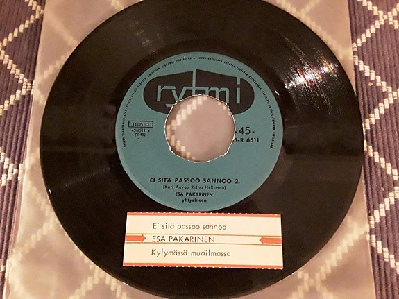 Esa Pakarinen yhtyeineen 7"Ei sitä passoo sannooo 2