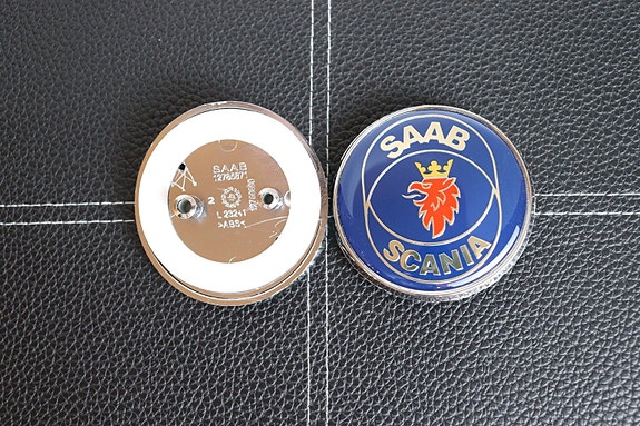 Saab Konepellin / Takakontin merkki, SAAB-SCANIA – 67mm