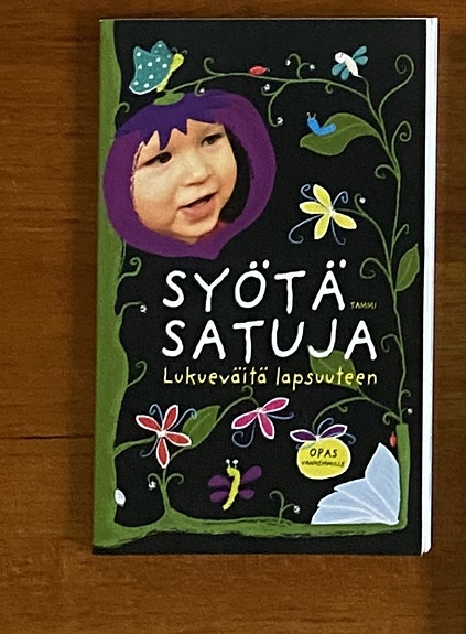 Lasten hoito- ja kasvatuskirjoja (2 kpl)