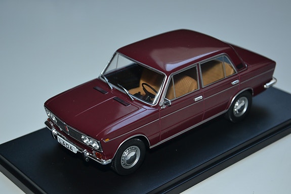 Pienoismalli Lada 1500 1977 tummanpunaanen 1/24