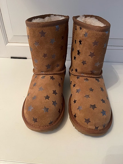 UGG tähtikuviolliset koko 32,5