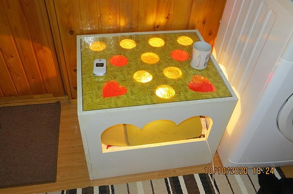 Pukuhuoneen pöytä Valolla..erikoinen