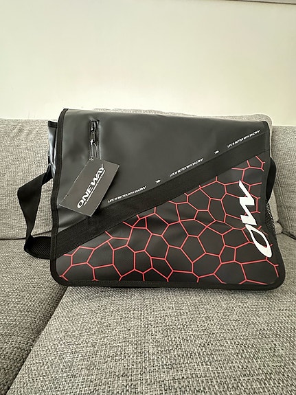 Laptop , tietokoneen ,läppärin laukku.One Way .Uusi