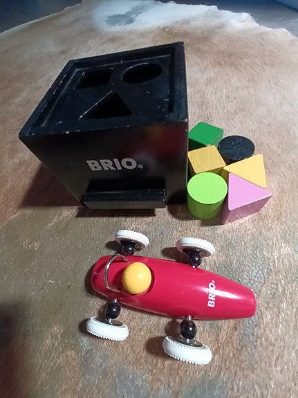 Brio palikkalaatikko+kilpa-auto (Herttoniemi, Hki88)