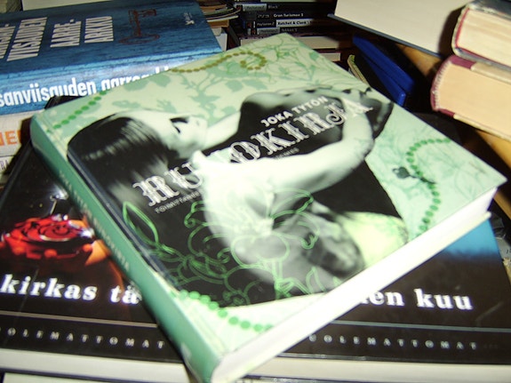 Suvi Ahola : Joka tytön runokirja (2006)