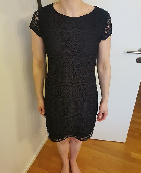 Tummansininen mekko