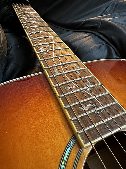 Akustinen kitara Ibanez Artwood -sarjaa
