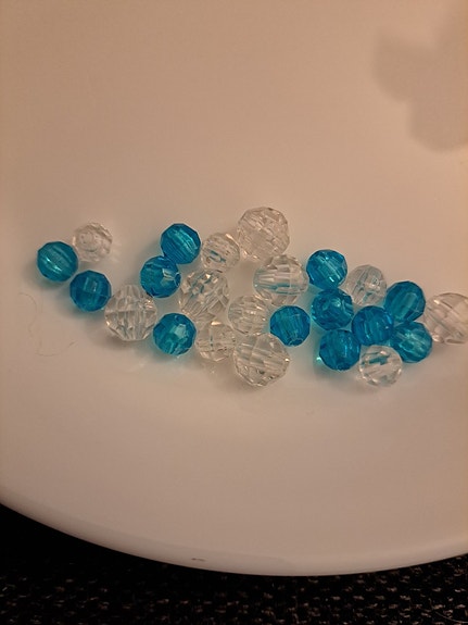 24 kpl helmiä