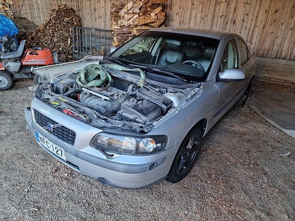 Varaosia S60 volvoon  katsokaa koko ilmoitus menneiden osien takia