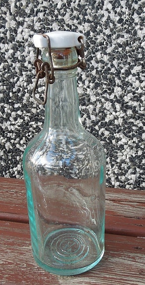 Lasipullo, jossa korkki