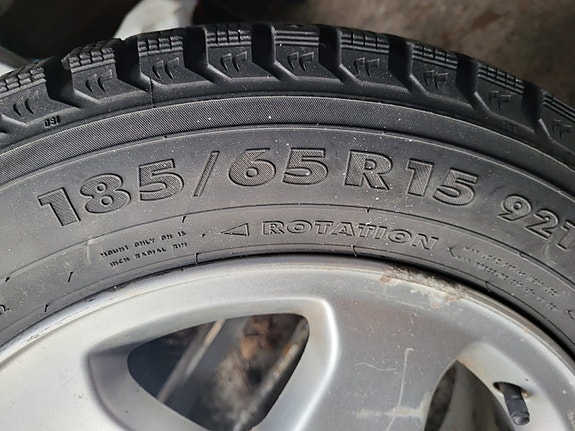 Opel Astran talvirenkaat vanteineen
