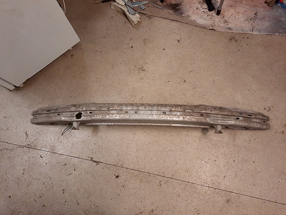 Bmw E46 puskuripalkki etu