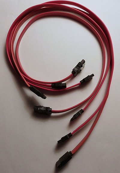 Sata-kaapeleita