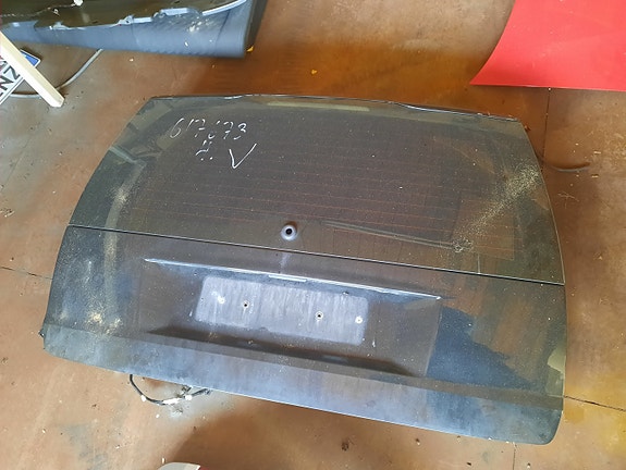 Volvo V70 mk2:n takaluukku
