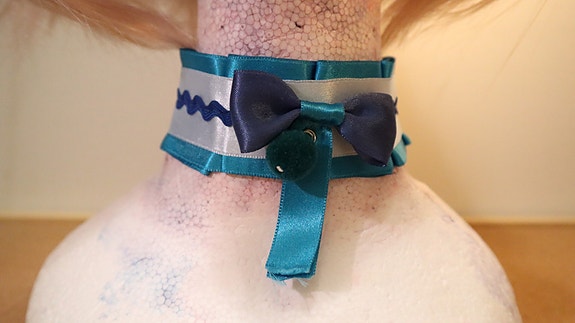 Siniturkoosi choker, pallo sivulla