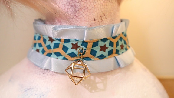 Vaalean sininen timantti choker-koru
