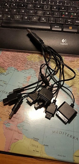 Moni pää puhelin adapteri ja nokia latureita