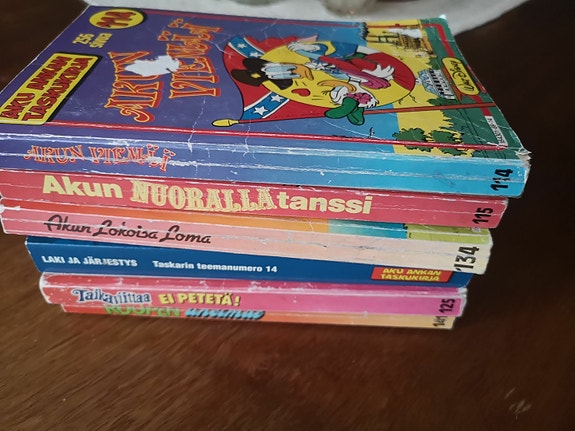 Vanhoja Aku Ankka pokkareita