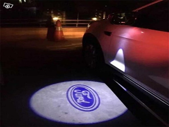 Ford C-MAX/S-MAX/Kuga/Focus sivupeilien projektorivalot — logo maahan (2kpl)