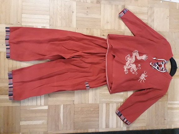 ALE Punainen lohikäärmekuvioitu asu noin 100 cm