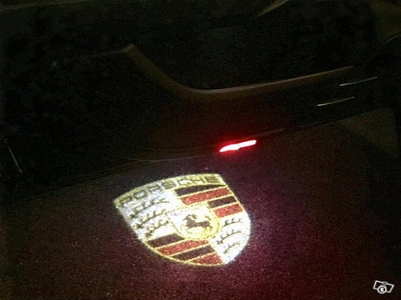 Porsche 911/Boxster/Macan ym. logolliset ovivalot — logo maahan (2kpl)