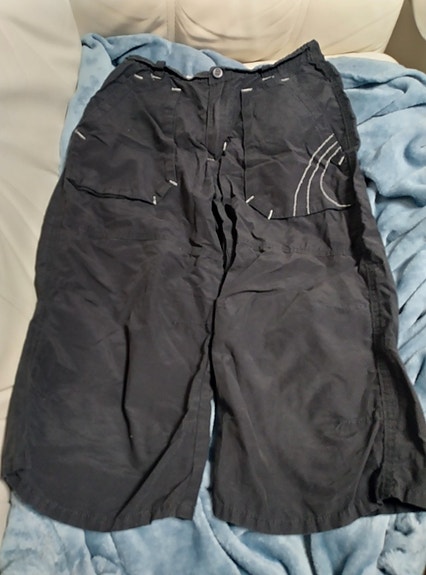 Poikien mustat polvipituiset shortsit 152 cm