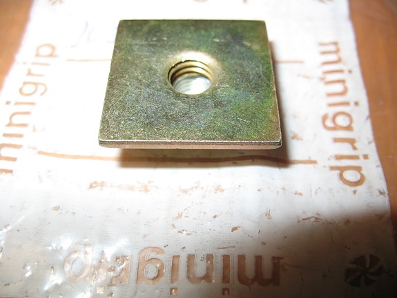 Suzuki-Solifer S1 , Etulyhdyn laatta-mutteri (M7)
