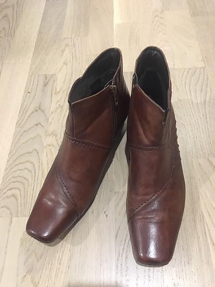 M: Ruskeat nahkanilkkurit, koko 39