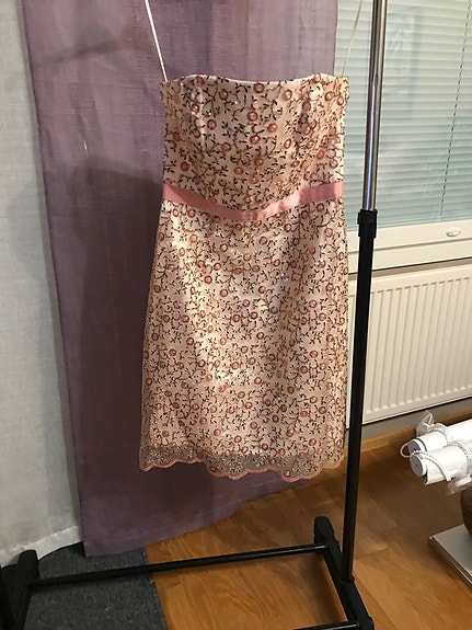Naisten mekko