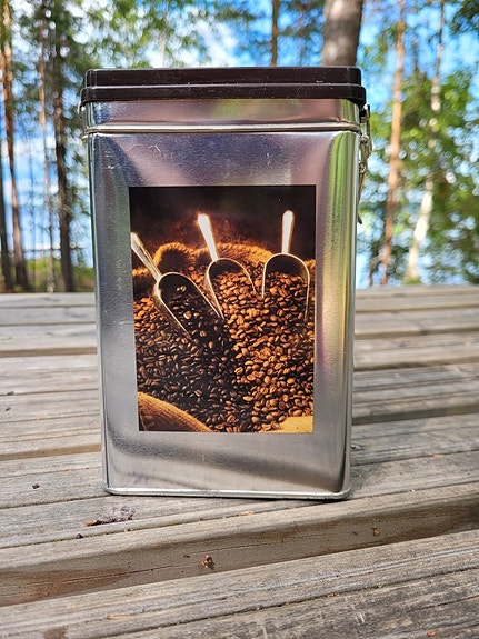 Peltinen käyttämätön kahvipurkki