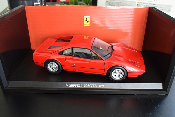 Punainen Kyosho Ferrari 308 1:18 pienoismalli