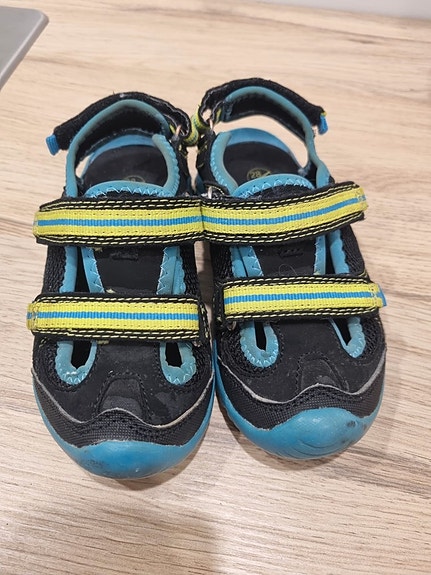 Poikien sandaalit 28