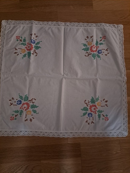 Vanha kirjottu pöytäliina 61x66cm