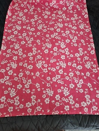 Pinkki pohja , valkoiset kukat verhot 63x172cm x2