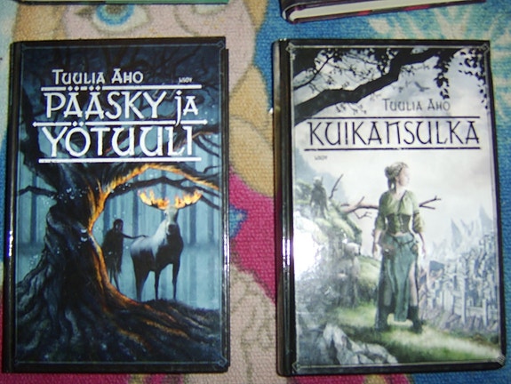 Tuulia Aho - kuikansulka -trilogiaa