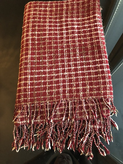 Uusi käyttämätön punaruudullinen viltti