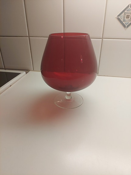 Iso punainen maljakko