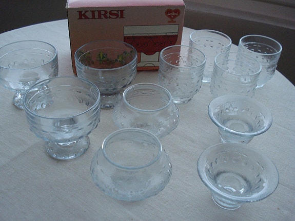 Kirsikka-astioita