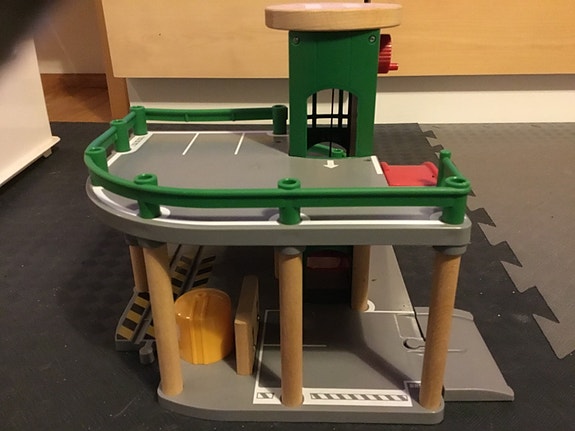 Brio puinen parkkitalo