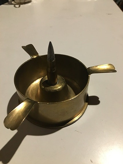 Messinkinen tuhkakuppi,puhdetyö