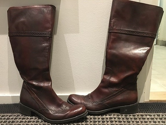 Ruskeat nahkasaappaat, 37